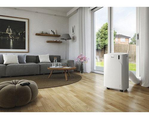 Wohnzimmer mit tragbarer Klimaanlage in Weiß
