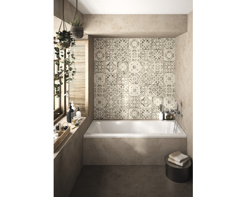 Badezimmer mit Badewanne und gemusterten Fliesen