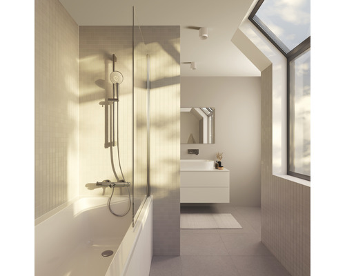Helles Badezimmer mit Badewanne, Duschabtrennung aus Glas und Dachfenster