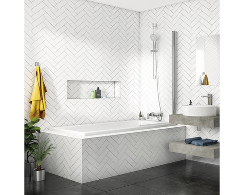 Badezimmer mit Badewanne, Waschbecken und weißen Ziegelmustern an den Wänden