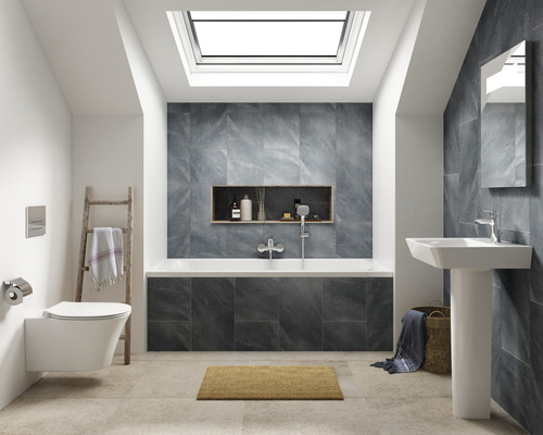 Modernes Badezimmer mit Toilette, Waschbecken, Badewanne und Dachfenster