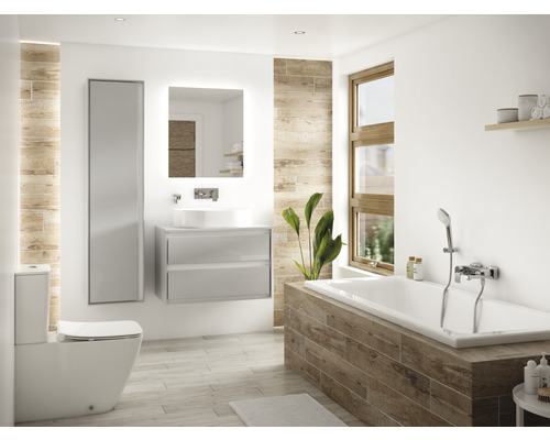 Helles Badezimmer mit Badewanne, Waschbeckenunterschrank, Toilette und Spiegel
