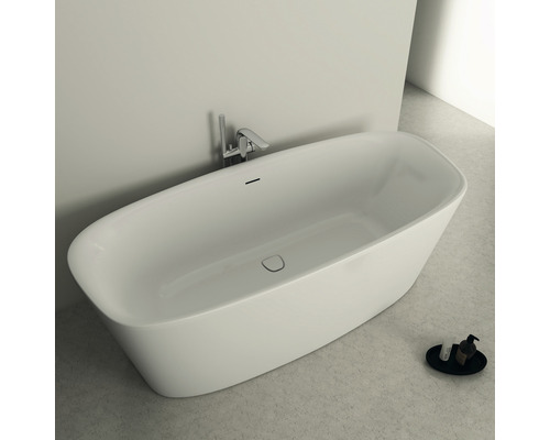 Freistehende Badewanne mit Armatur im Badezimmer.