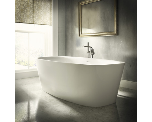 Freistehende Badewanne in einem hellen Badezimmer mit Fenster