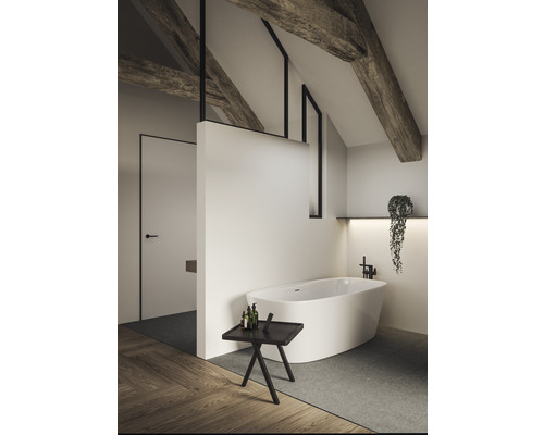 Badezimmer mit freistehender Badewanne, Holzbalken und einem kleinen Tisch