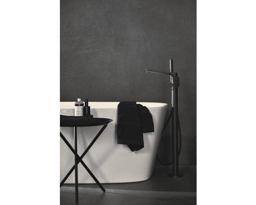 Badezimmer mit Badewanne, Armatur und Beistelltisch