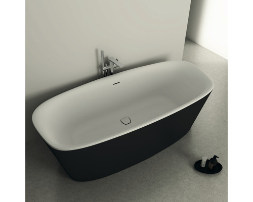 Freistehende Badewanne mit Armatur und Ablage