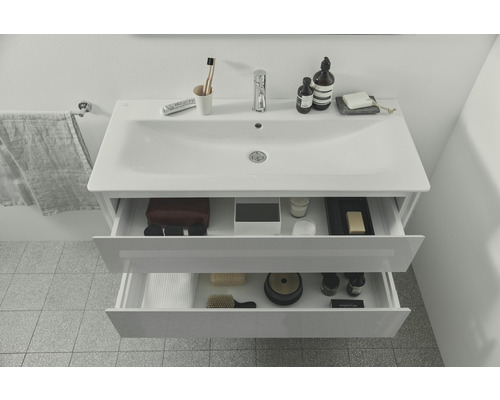 Waschtischunterschrank mit zwei offenen Schubladen im Badezimmer.