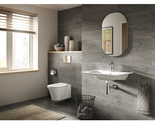 Modernes Badezimmer mit wandhängendem WC, Waschtisch, Spiegel und Holzverkleidung