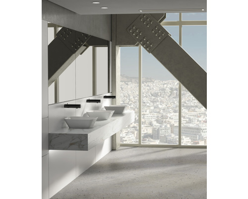 Helles Badezimmer mit Waschbecken auf Marmorablage vor einem Fenster mit Blick auf eine Stadt