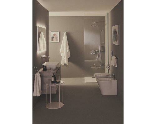 Helles Badezimmer mit Waschbecken, Toilette, Bidet und Dusche