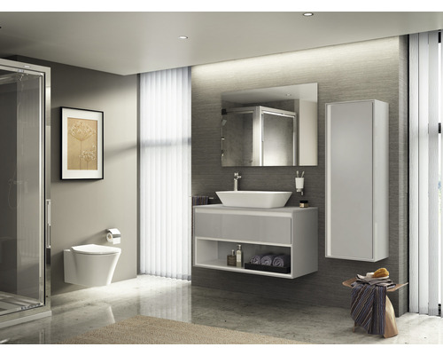 Modernes Badezimmer mit Waschtisch, Spiegel, Hängeschrank, Toilette und Dusche.