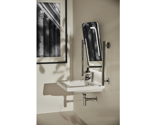 Modernes Badezimmer mit Waschbecken, Spiegel und Armatur