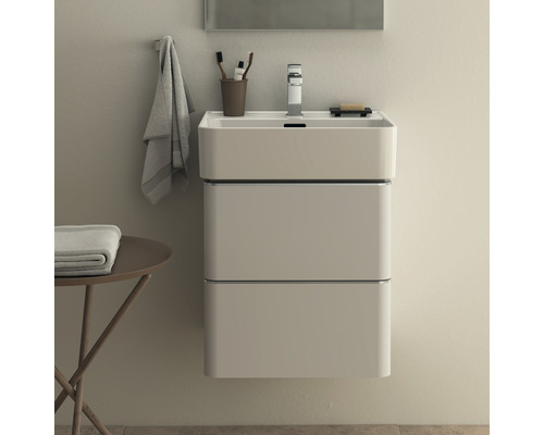 Waschtisch mit zwei Schubladen und Armatur im Badezimmer