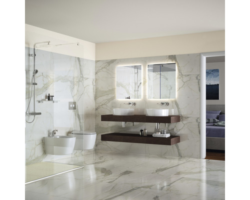 Modernes Badezimmer mit Marmorfliesen, Dusche, Waschbecken und Toilette