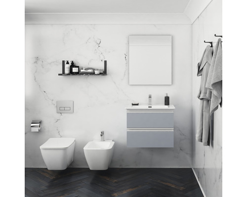 Modernes Badezimmer mit Toilette, Bidet, Waschtisch mit Unterschrank und Spiegel