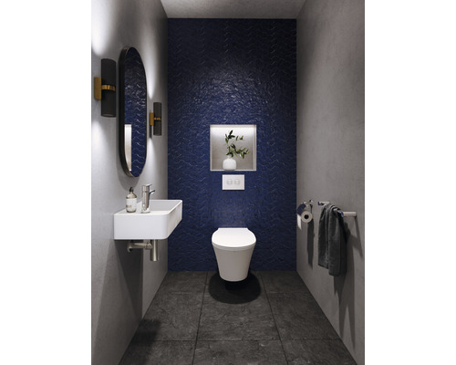 Modernes Badezimmer mit Toilette, Waschbecken, Spiegel und blauer Wandfliese.