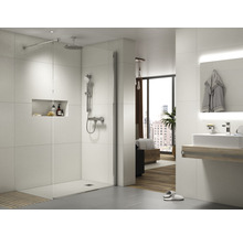 Modernes Badezimmer mit Dusche, Waschtisch und Spiegel