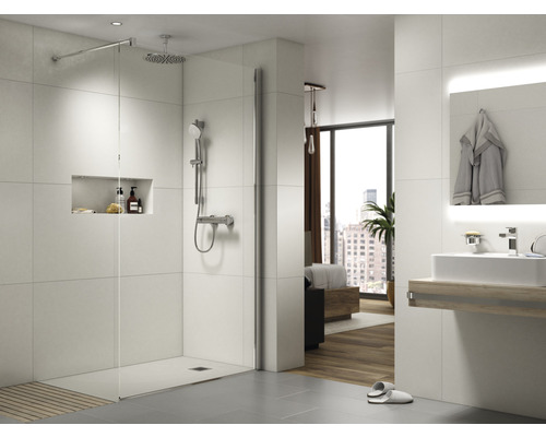 Modernes Badezimmer mit Dusche, Waschtisch und Spiegel