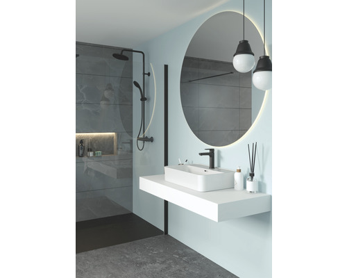 Modernes Badezimmer mit Dusche, Waschtisch und rundem Spiegel mit Beleuchtung