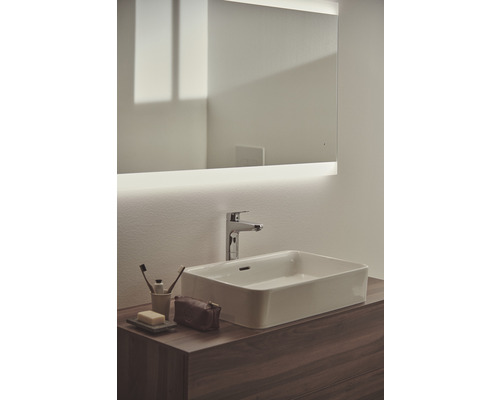 Badezimmer mit beleuchtetem Spiegel, Aufsatzwaschbecken und Waschtischunterschrank