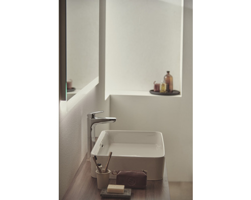 Modernes Badezimmer mit Aufsatzwaschbecken, Armatur und Spiegel