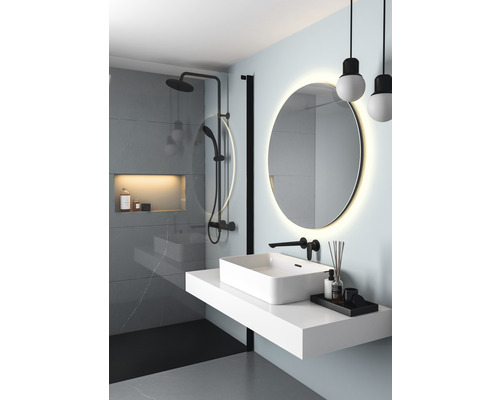 Modernes Badezimmer mit Dusche, Waschtisch und beleuchtetem Spiegel
