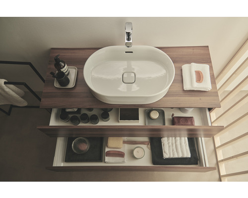 Waschtisch mit offenem Schubladensystem und Aufsatzwaschbecken im Badezimmer