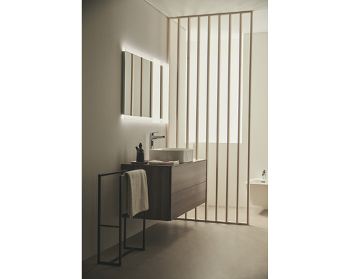 Modernes Badezimmer mit Waschtisch, Spiegel und Handtuchhalter