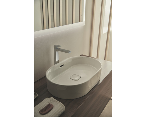 Modernes Badezimmer Waschbecken mit Armatur und Ablagefläche.