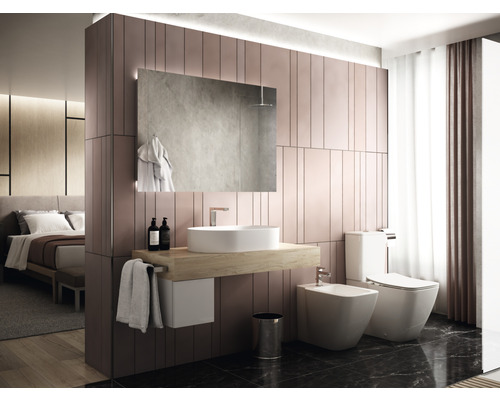 Modernes Badezimmer mit Waschtisch, Spiegel, Toilette und Bidet