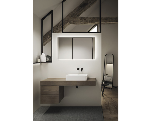 Badezimmer mit Waschtisch, Spiegel mit Beleuchtung und Standspiegel