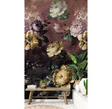 Wohnraum mit Blumentapete, Holzbänken und Topfpflanzen für eine gemütliche Atmosphäre