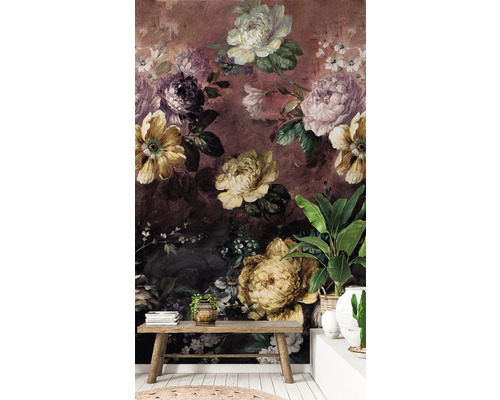 Wohnraum mit Blumentapete, Holzbänken und Topfpflanzen für eine gemütliche Atmosphäre