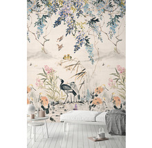 Fototapete mit asiatischem Vogel- und Blumenmuster in einem hellen, freundlichen Schlafzimmer