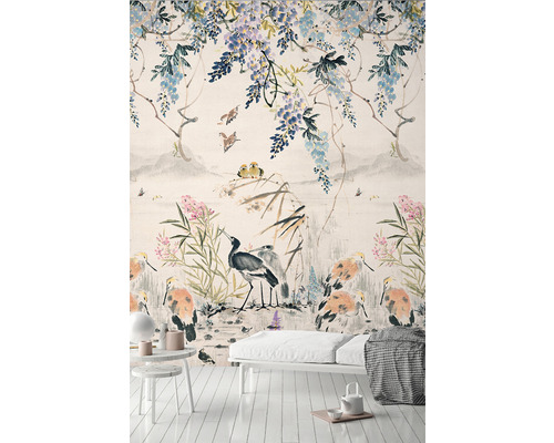 Fototapete mit asiatischem Vogel- und Blumenmuster in einem hellen, freundlichen Schlafzimmer