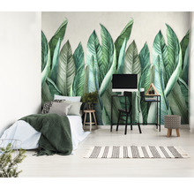 Schlafzimmer mit Fototapete mit Blättermotiv, Bett und Schreibtisch