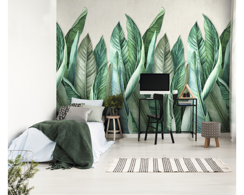 Schlafzimmer mit Fototapete mit Blättermotiv, Bett und Schreibtisch