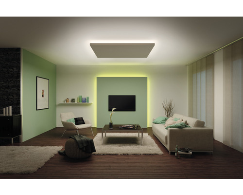 Modernes Wohnzimmer mit Deckenleuchte, Sofa und Fernseher