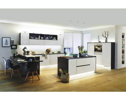 Moderne Küche mit Kochinsel, Einbaugeräten und Essbereich