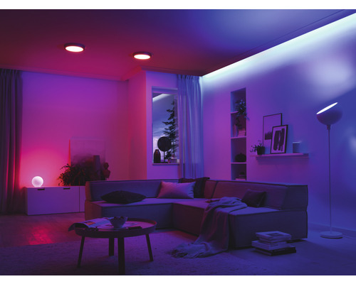 Wohnzimmer mit Beleuchtungssystem, Deckenleuchten, Lichtleiste, Stehlampe und Tischleuchte