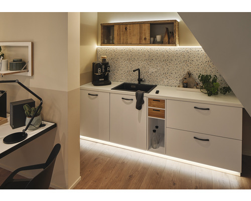 Küche mit Spüle, Armatur, Arbeitsplatte, Unterschränken und Hängeschrank