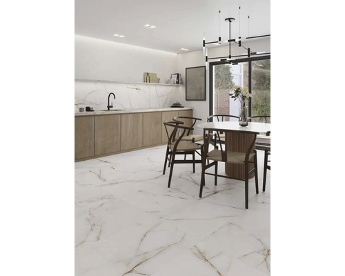 Heller Essbereich mit Marmorboden, Holztisch und Stühlen