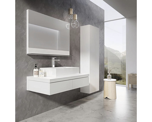 Helles Badezimmer mit Waschbecken, Spiegel, Waschtischunterschrank und Hochschrank