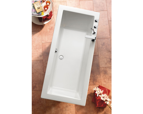 Rechteckige Badewanne im Badezimmer mit Armatur