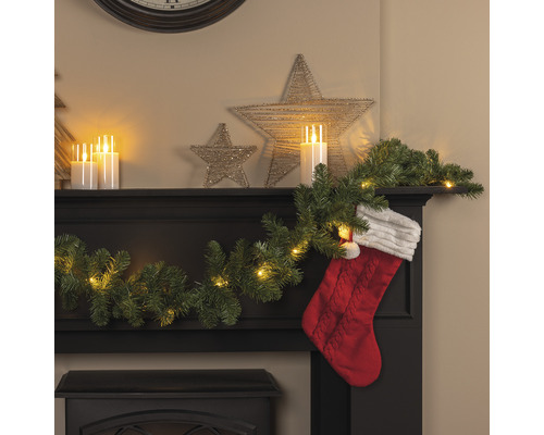 Dekorativer Kamin mit LED-Lichterkette, Tannengirlande, Sternen und Weihnachtssocke für festliche Atmosphäre