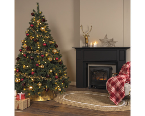 Weihnachtlich dekoriertes Wohnzimmer mit Weihnachtsbaum, Kamin und Dekorationen