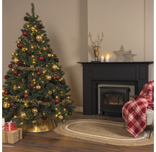 Weihnachtszimmer mit geschmücktem Tannenbaum, Kamin und Dekorationen