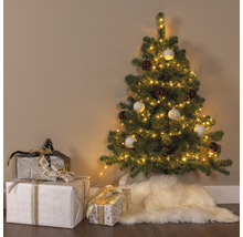 Dekorierter Tannenbaum mit Geschenken