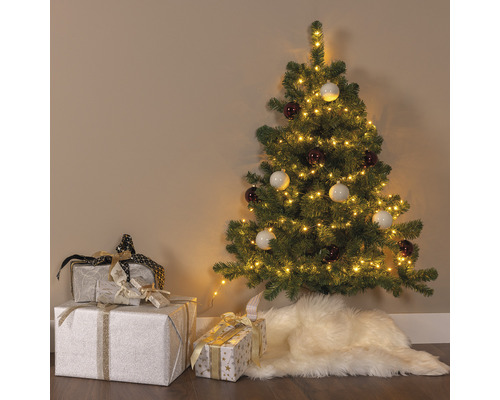Dekorierter Tannenbaum mit Geschenken